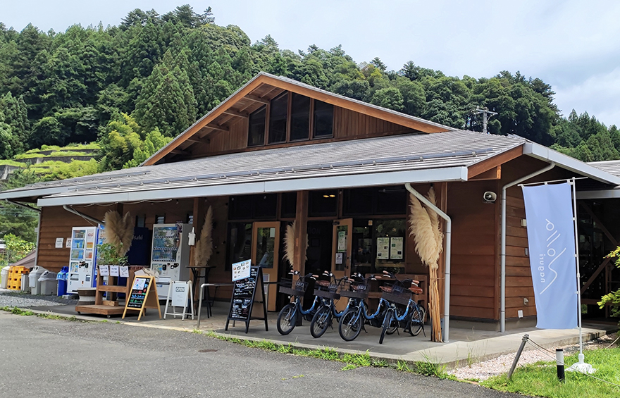 森を背景にしたテラス席のカフェチェアとテーブル