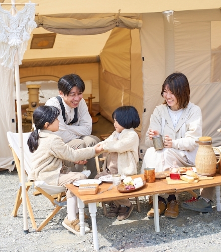 テントの前で談笑する人々